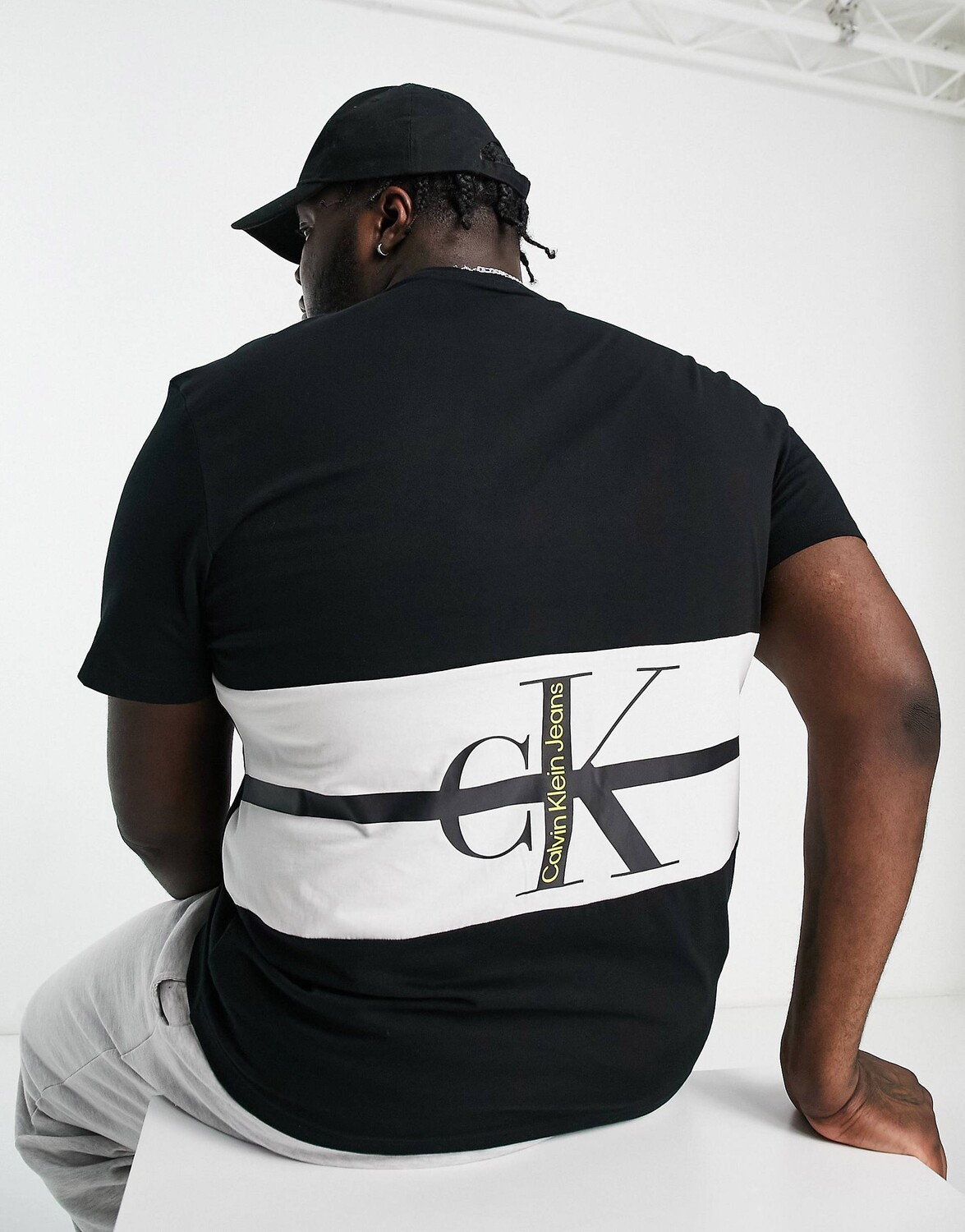 

Черная футболка с полосатым логотипом и цветными блоками на спине Calvin Klein Jeans Big & Tall