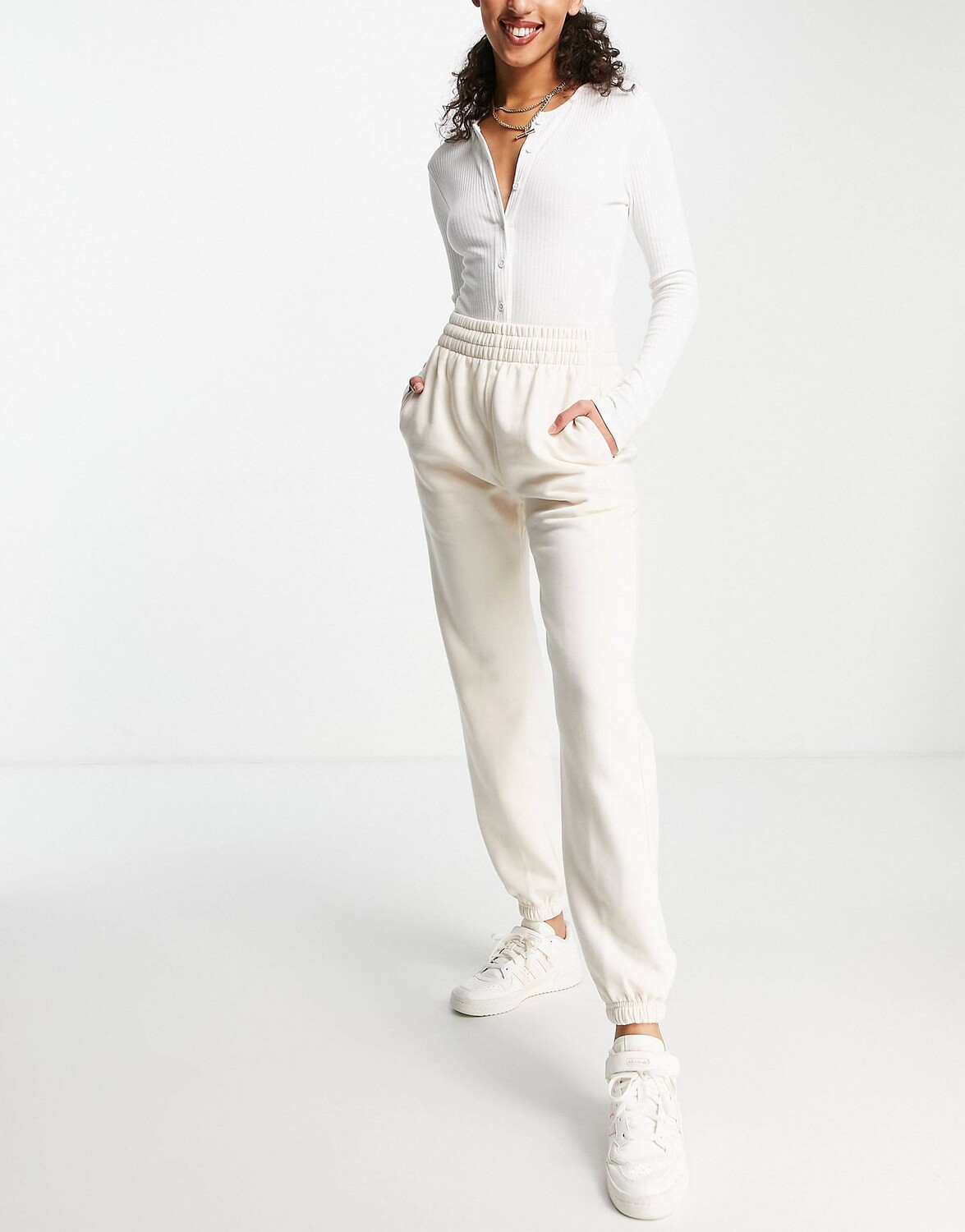 

Овсяные джоггеры adidas Originals Essentials, Серый