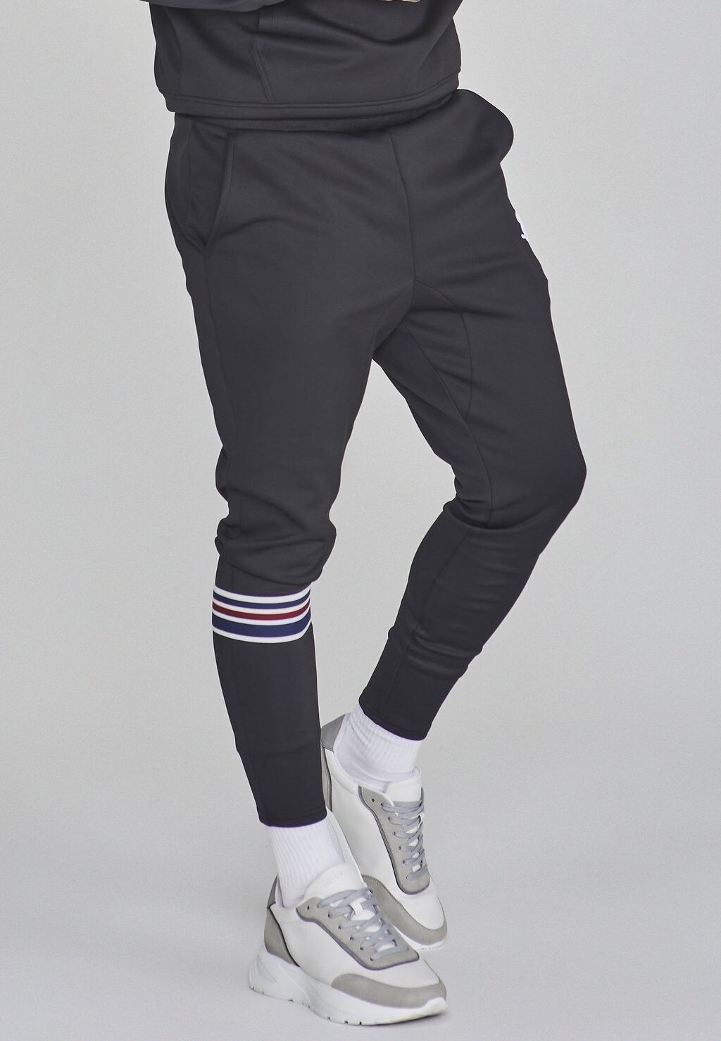 

Спортивные брюки Muscle Fit Joggers SIKSILK, черные