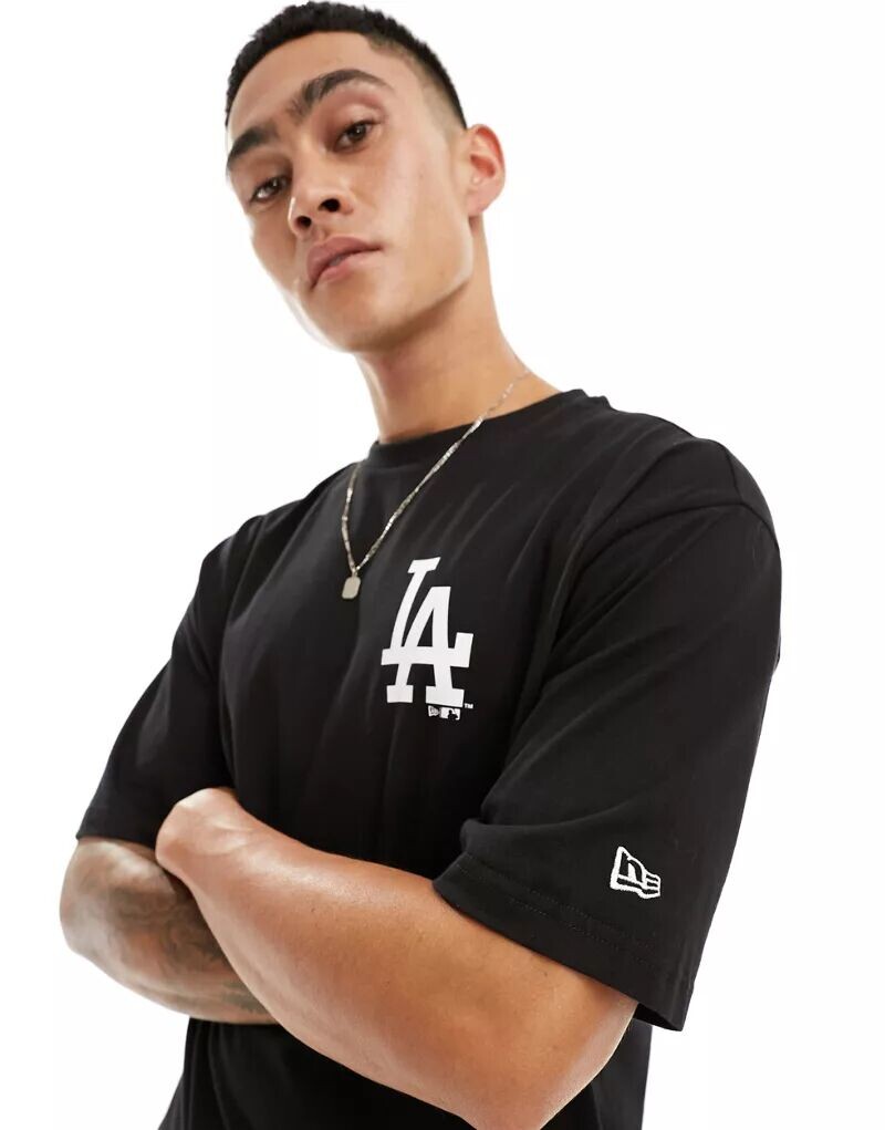 

Черная футболка с логотипом New Era LA