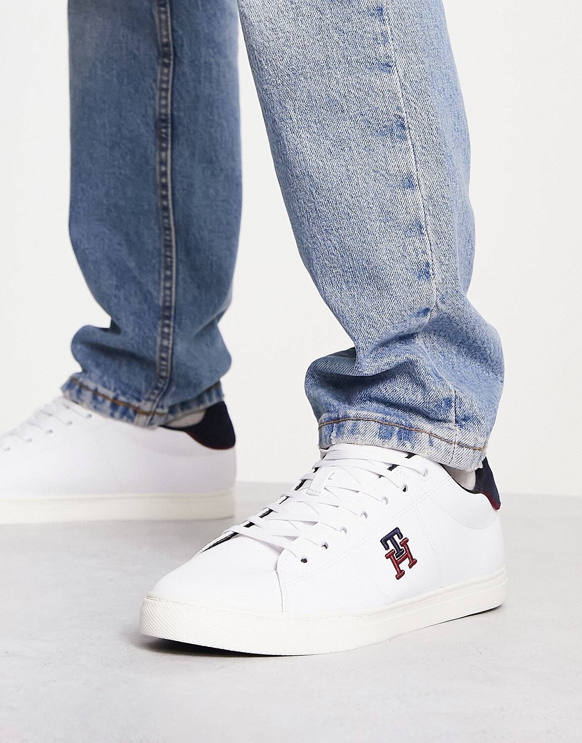 

Белые университетские кроссовки с монограммой Tommy Hilfiger