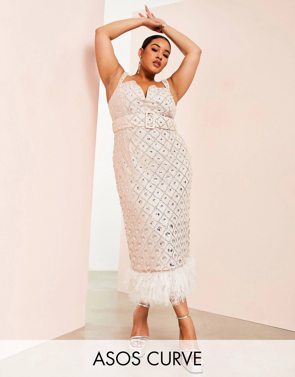 

Платье миди натурального цвета с квадратной сеткой и v-образным вырезом ASOS LUXE Curve, декорированное перьями
