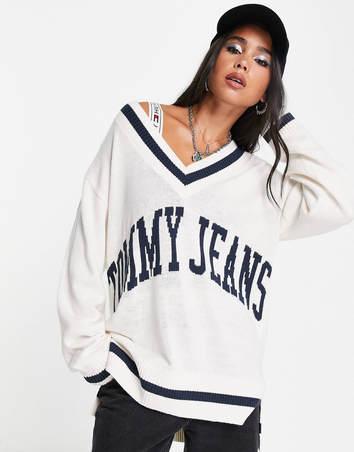 

Эксклюзивный вязаный джемпер цвета экрю с v-образным вырезом Tommy Jeans x ASOS