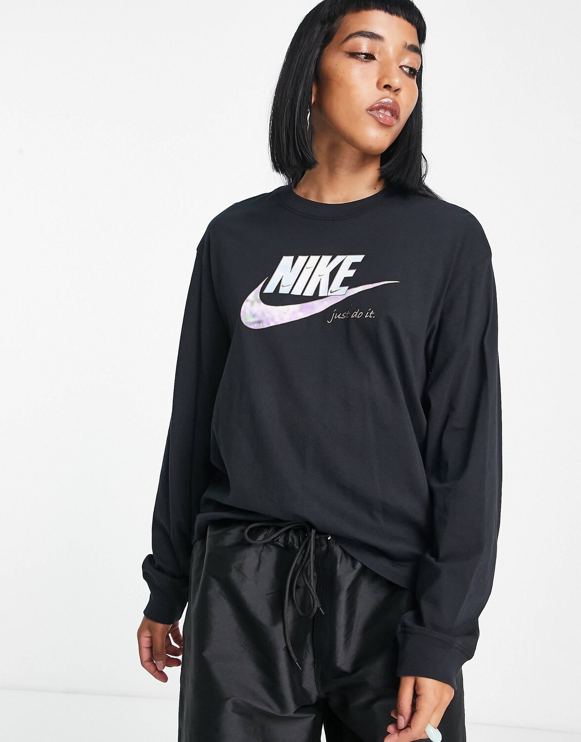 

Черная футболка с длинным рукавом и блестящим логотипом Nike, Черный