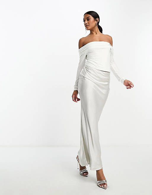 

Топ ASOS DESIGN со сборками на плечах и металлической деталью цвета слоновой кости.