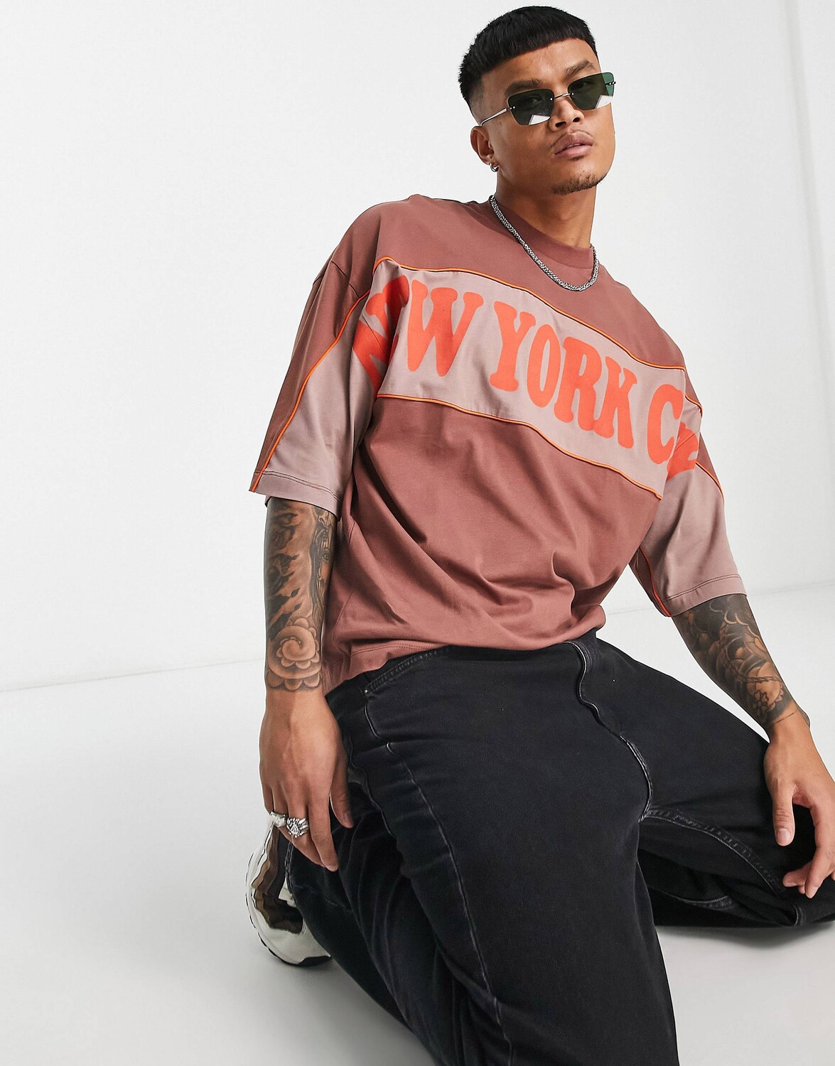 

Коричневая футболка оверсайз с принтом Нью-Йорка ASOS DESIGN