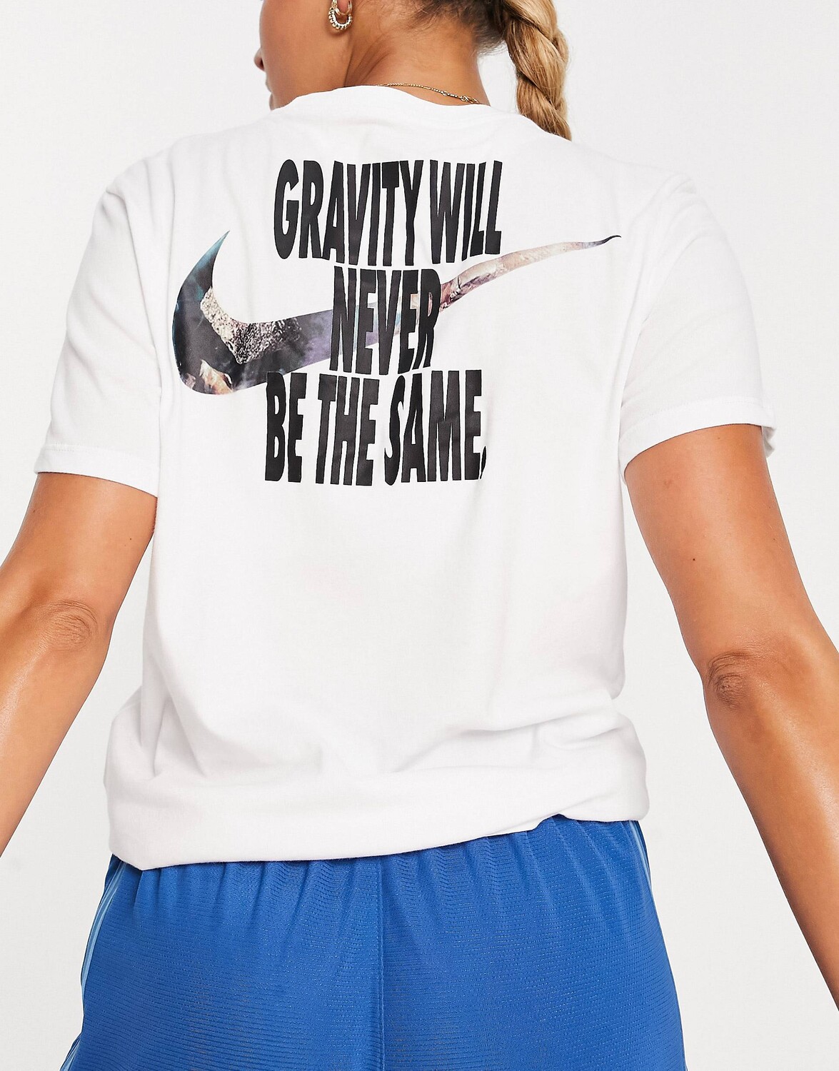 

Белая футболка с сезонным графическим принтом Nike Basketball Swoosh Fly, Белый