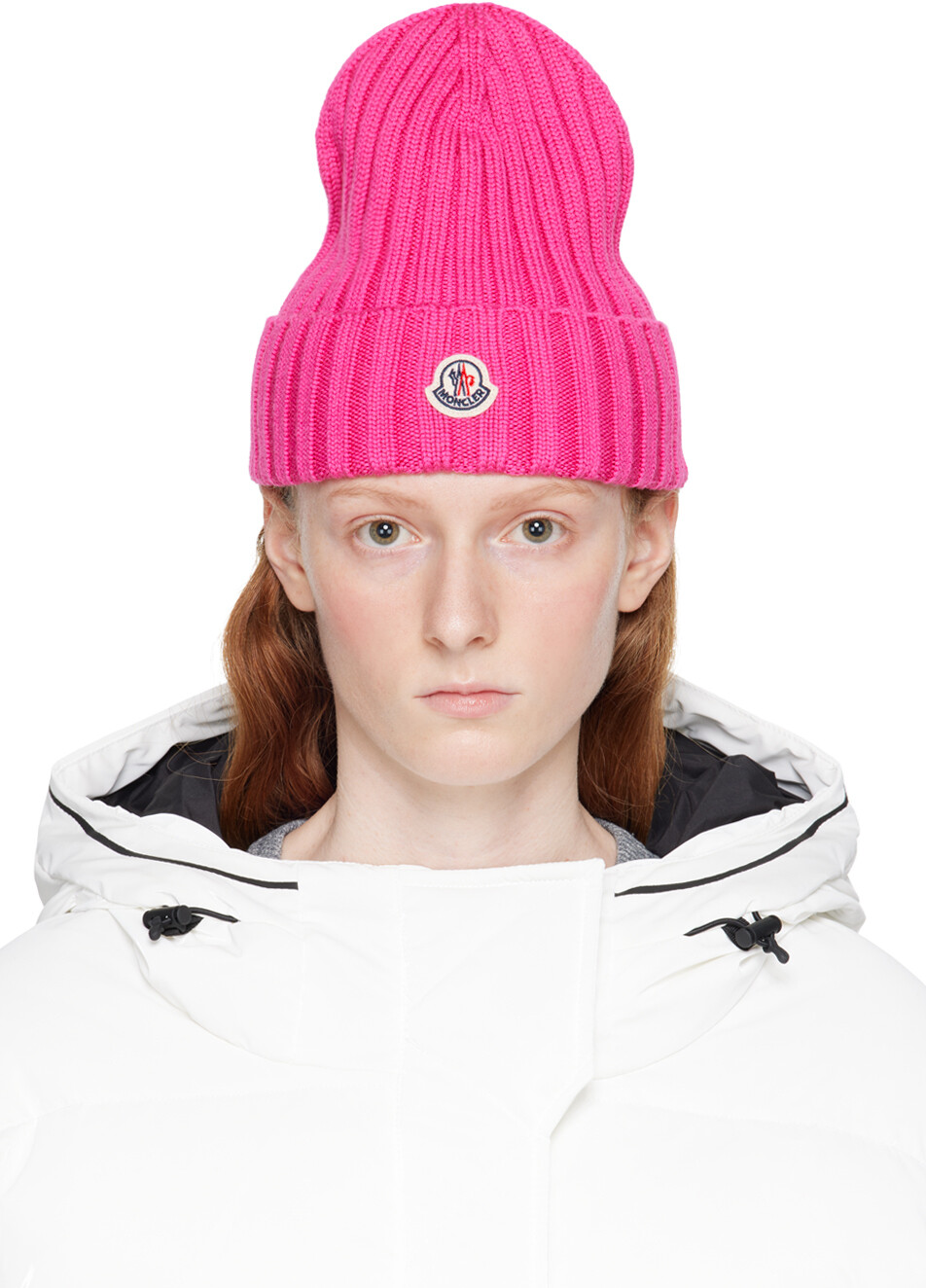 

Розовая шапка с логотипом Moncler