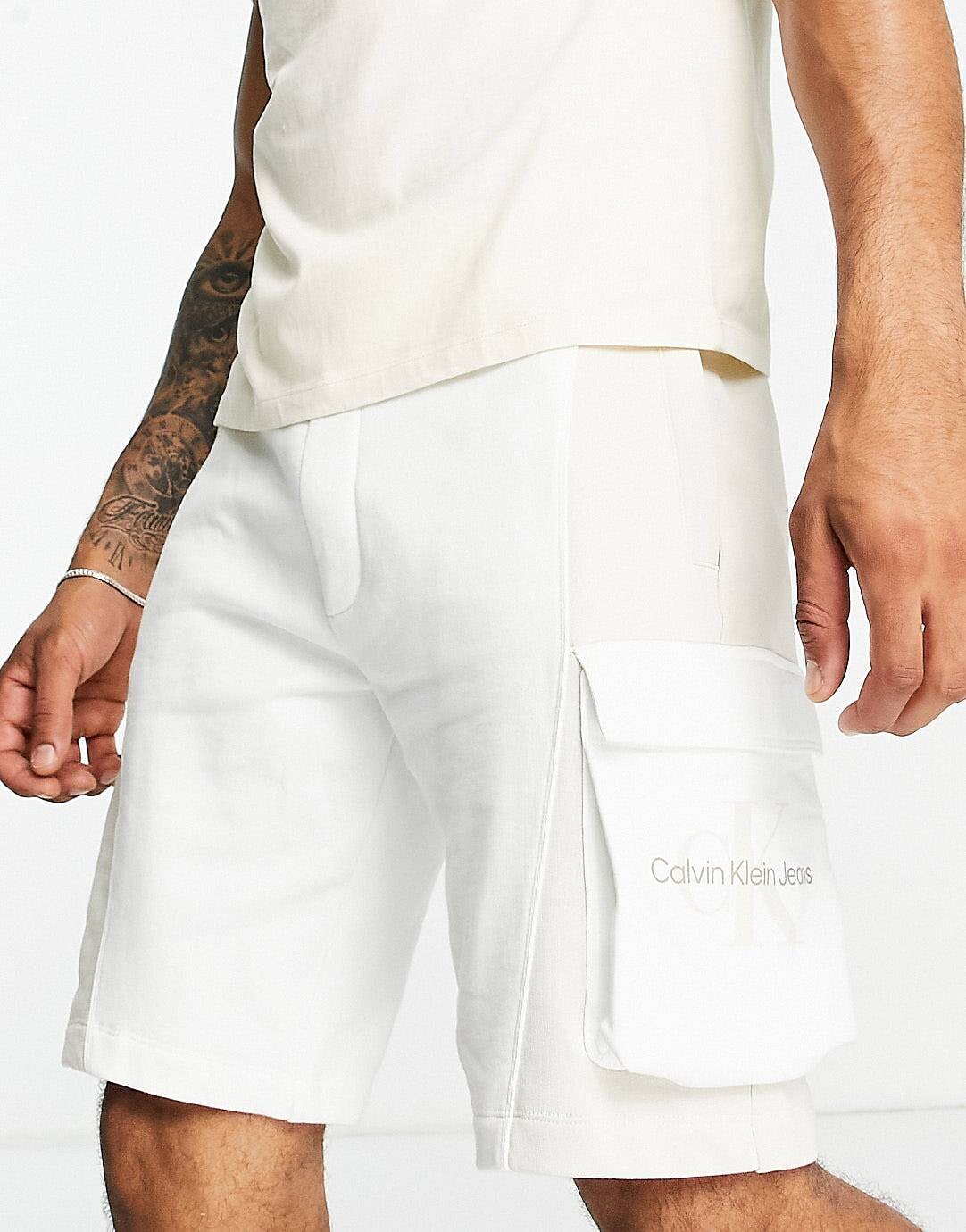 

Белые шорты из блокирующего хлопка с монограммой Calvin Klein Jeans эксклюзивно для ASOS