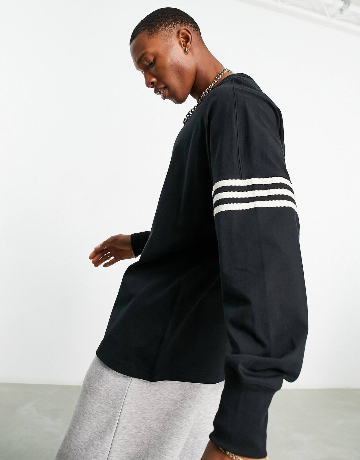 

Черная футболка с длинными рукавами и 3 полосками adidas Originals Neuclassics