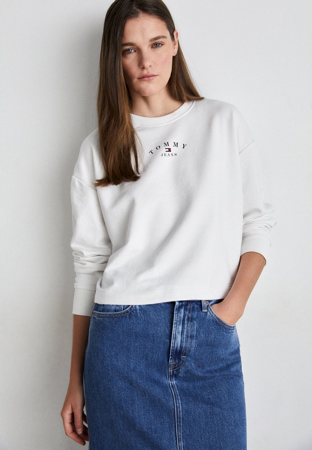 

Толстовка ESSENTIAL LOGO CREW Tommy Jeans, цвет white