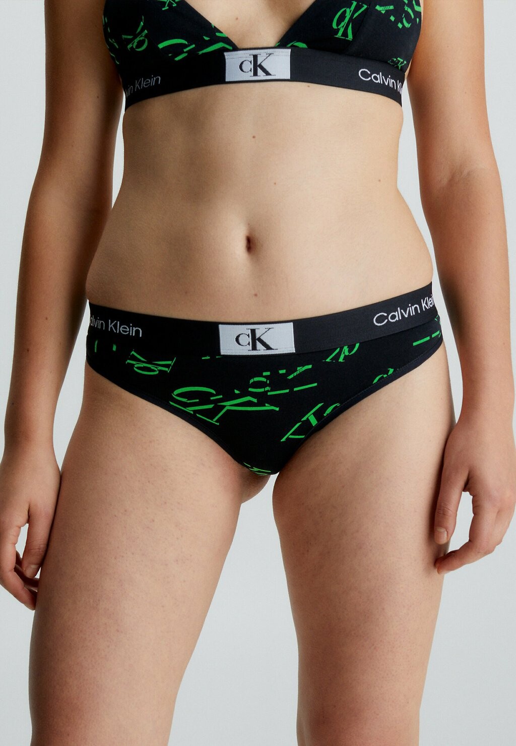 

Стринги Calvin Klein Underwear MODERN THONG, на танцполе логотип черный