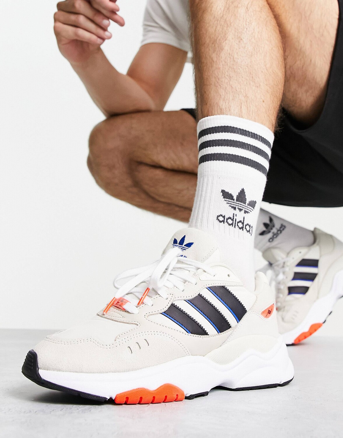 

Бело-красные кроссовки adidas Originals Retropy F90