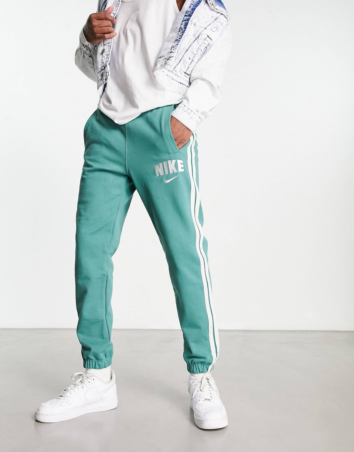 

Зеленые флисовые джоггеры Nike Retro
