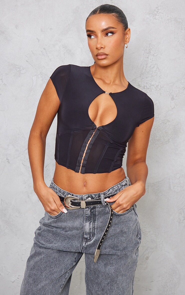 

PrettyLittleThing Черный облегающий укороченный топ на крючках и рукавах-крылышках