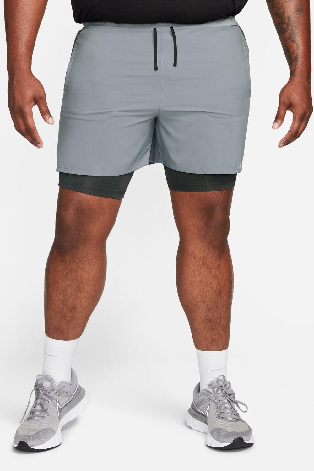 

Беговые шорты 2-в-1 Dri-FIT Stride 7 дюймов Nike, серый