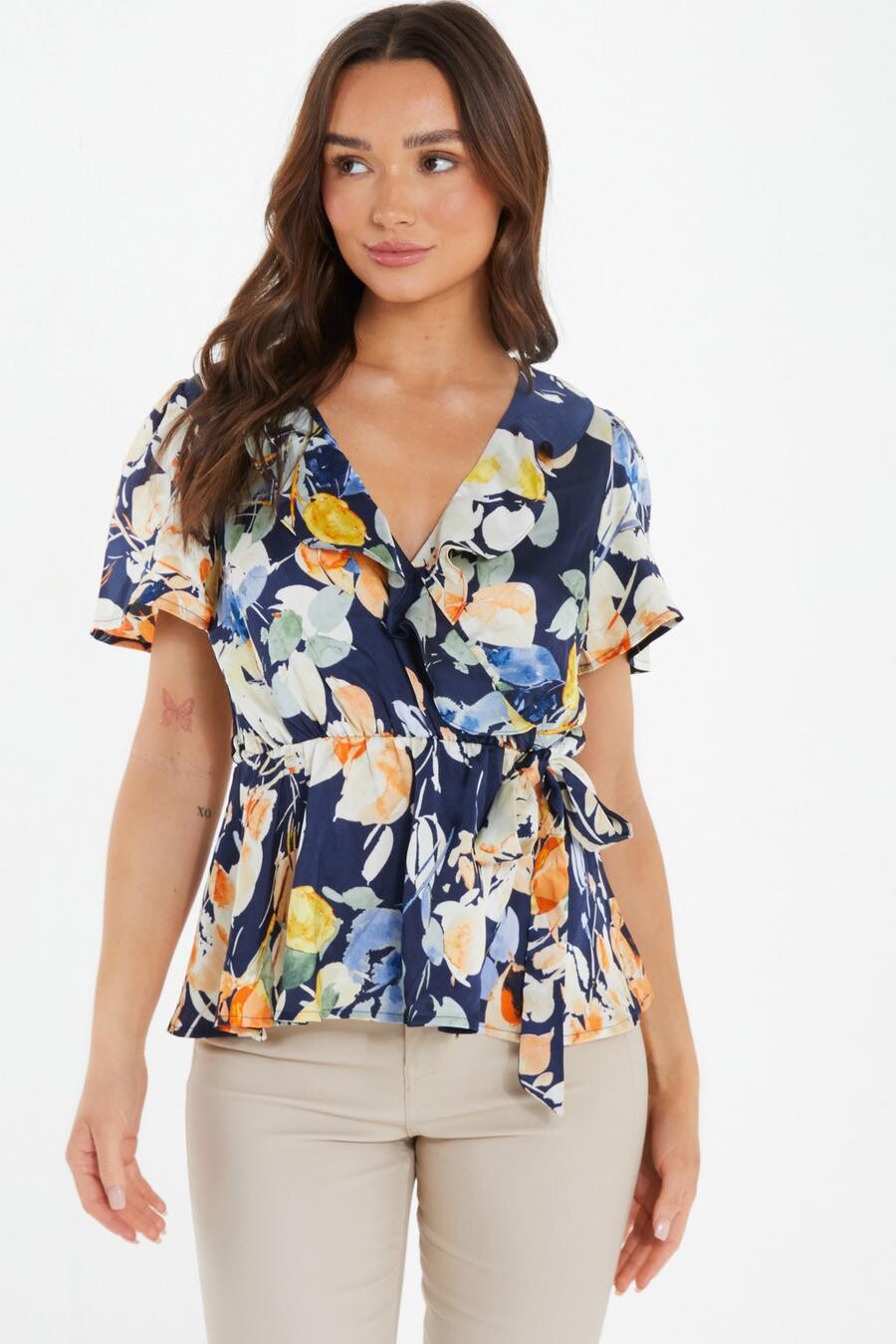 

Атласный топ с цветочным принтом и баской темно-синего цвета QUIZ Clothing