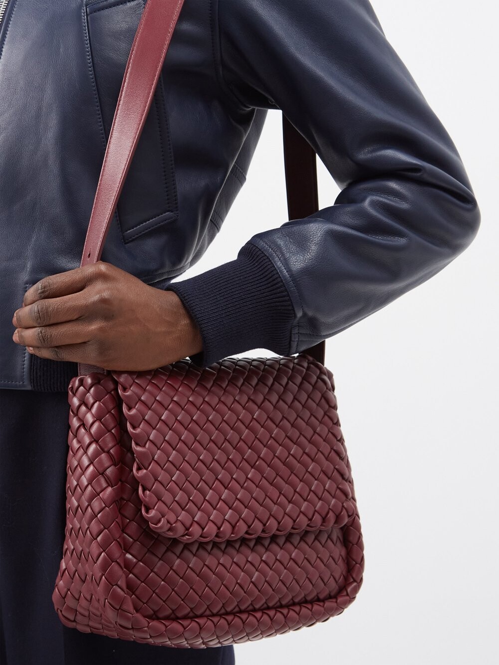 

Сумка на плечо из кожи cobble intrecciato Bottega Veneta, бургундия