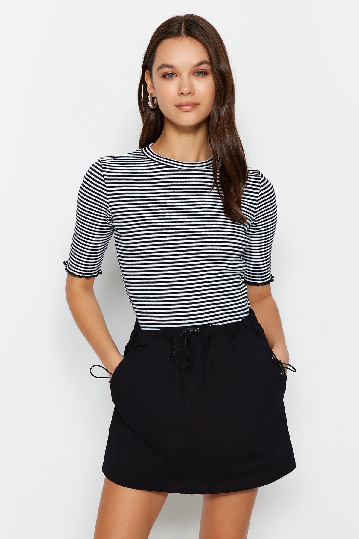 Эластичная трикотажная блузка с круглым вырезом в черно-белую полоску Trendyol, разноцветный фото