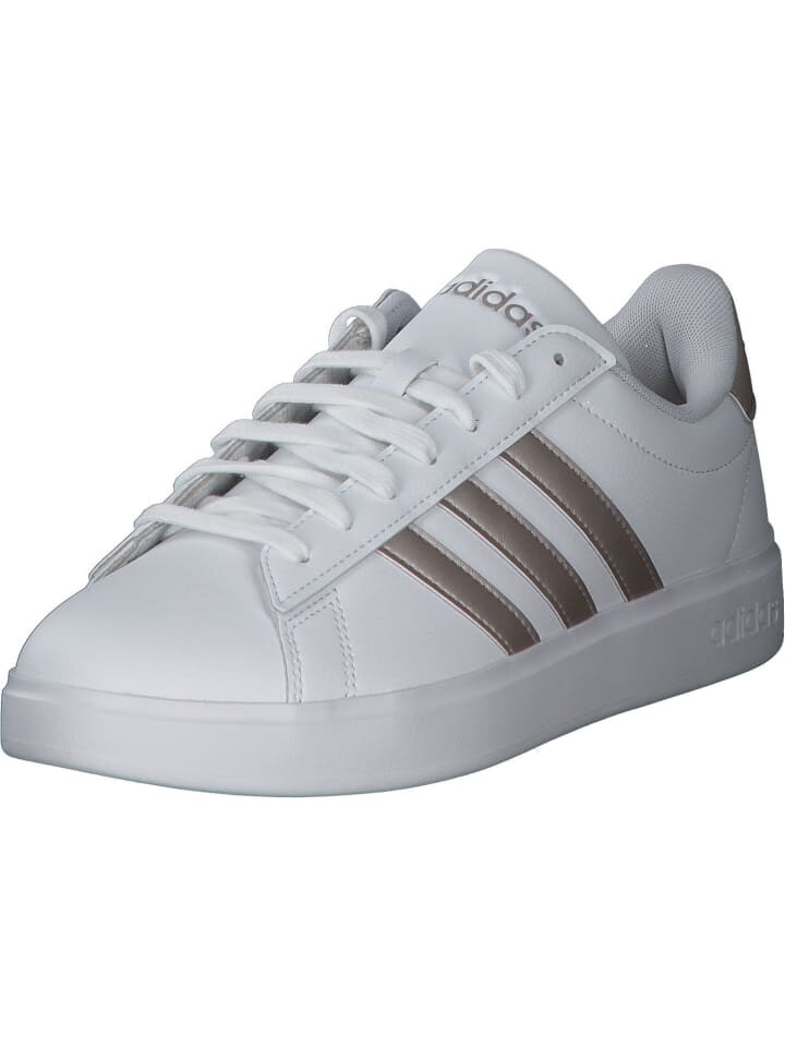 

Кроссовки на шнуровке adidas, белый