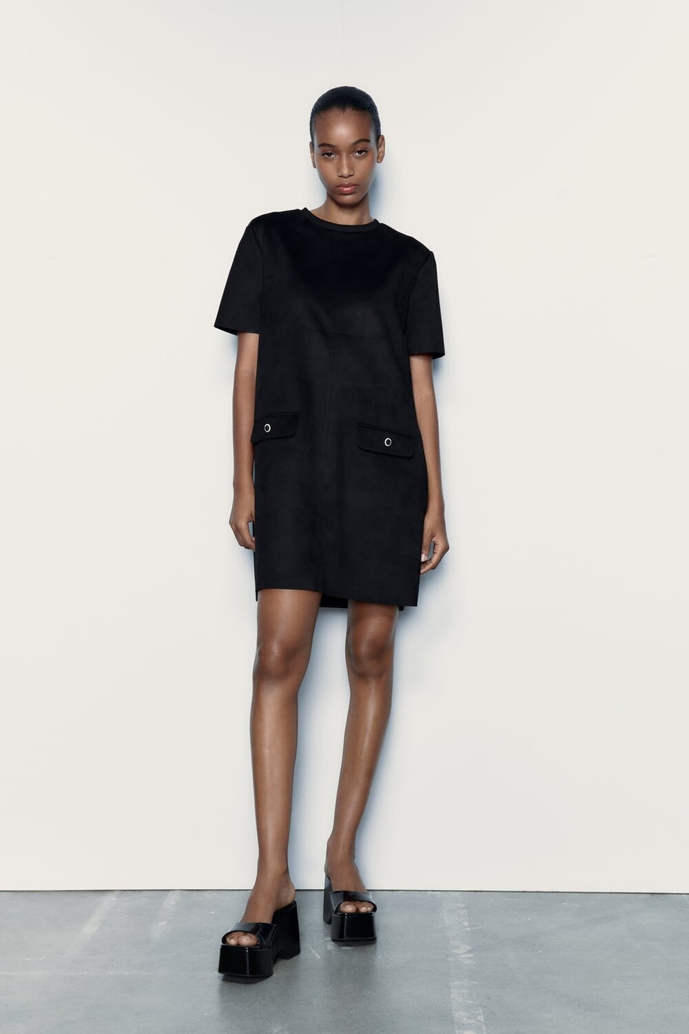 

Базовое платье из искусственной замши ZARA, черный