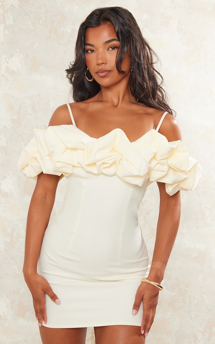 

PrettyLittleThing Кремовое облегающее платье с рюшами и открытыми плечами