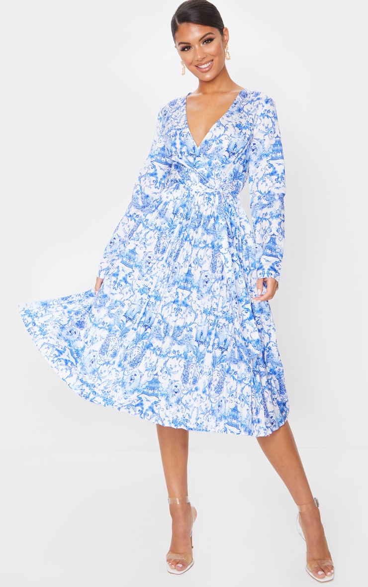 PrettyLittleThing Синее плиссированное платье-миди с длинными рукавами и фарфоровым принтом
