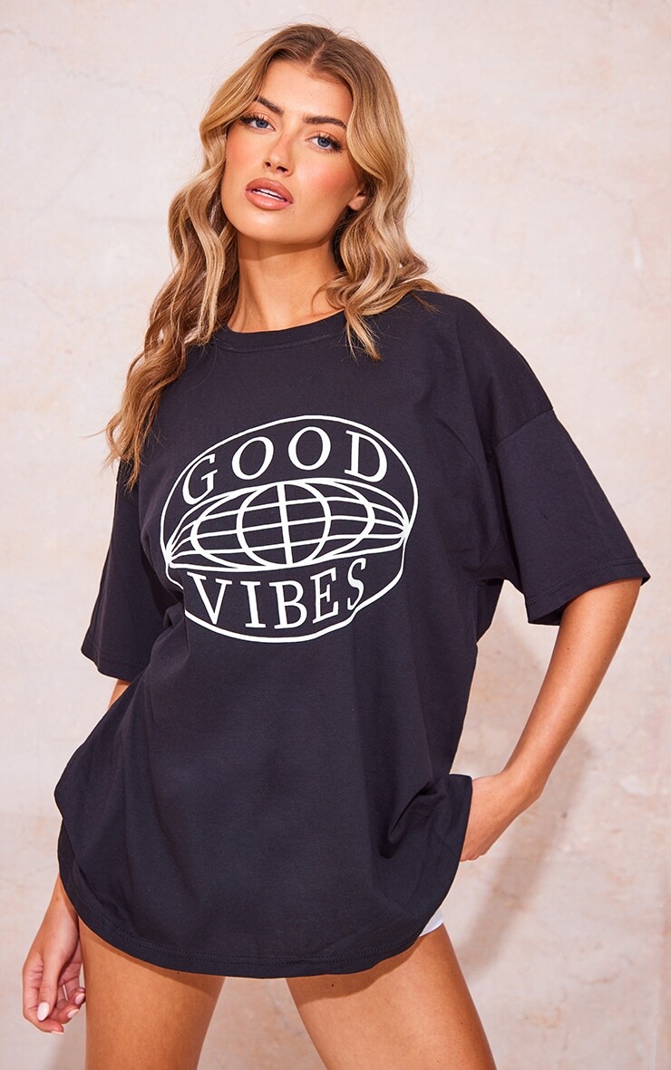 

PrettyLittleThing Черная футболка с принтом Good Vibes