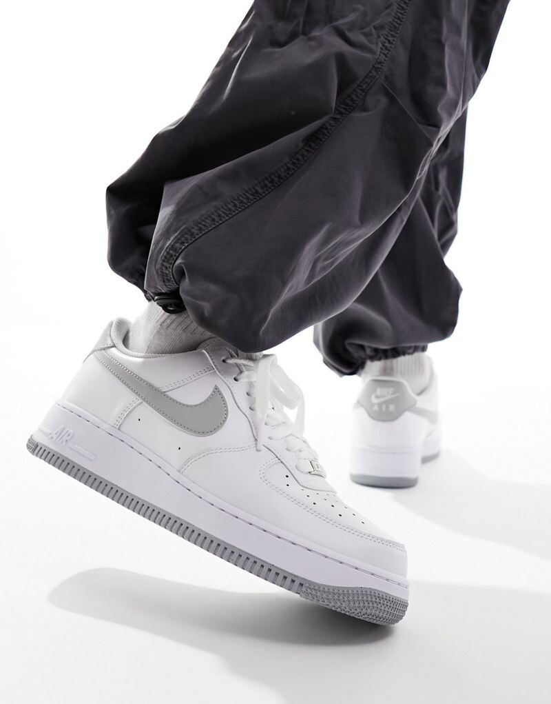 

Бело-серые кроссовки Nike Air Force 1 '07