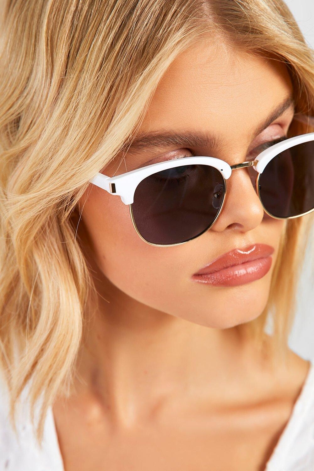

Белые солнцезащитные очки с квадратной верхней оправой boohoo, белый