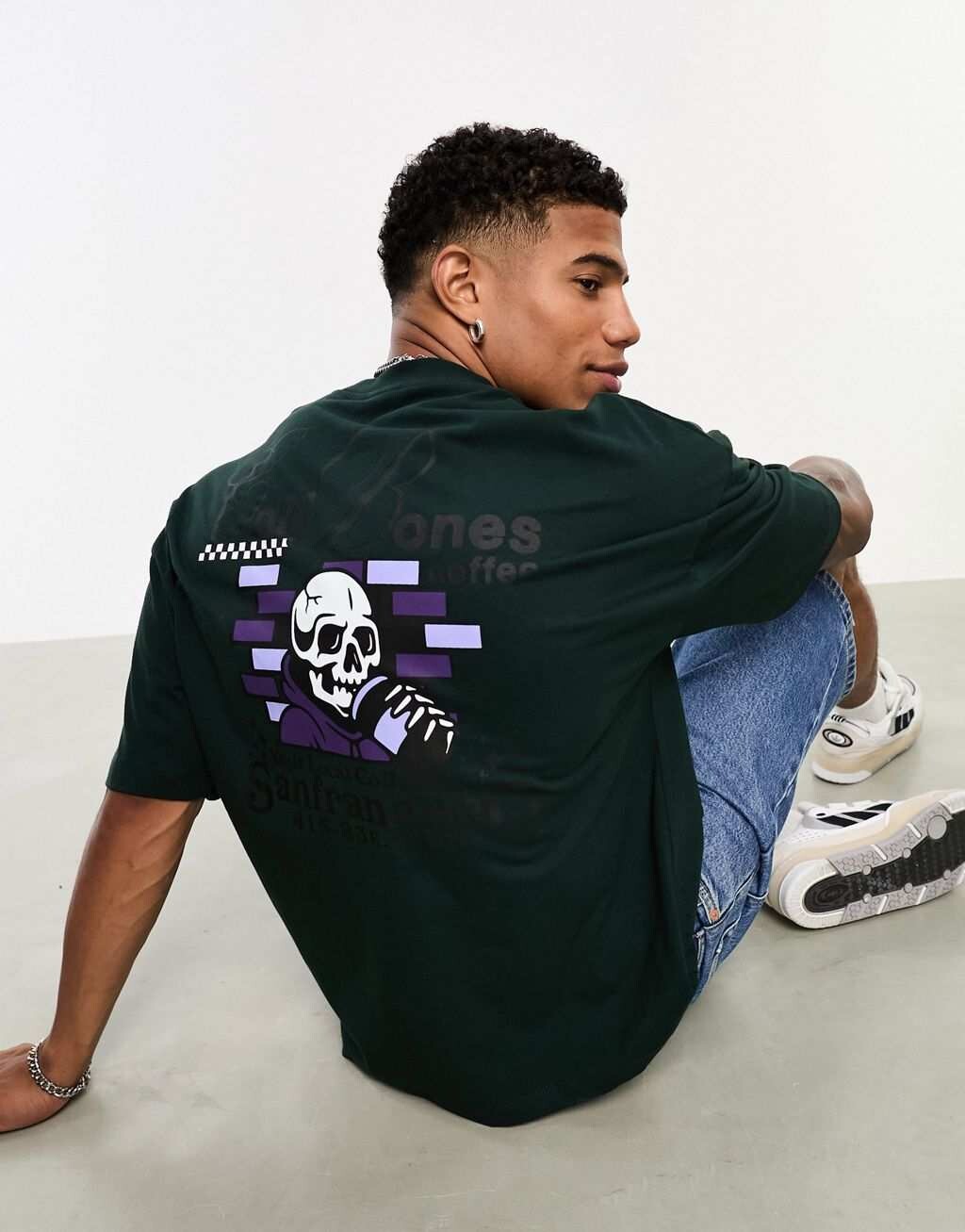 

Темно-зеленая футболка оверсайз с принтом в виде черепа на спине ASOS DESIGN