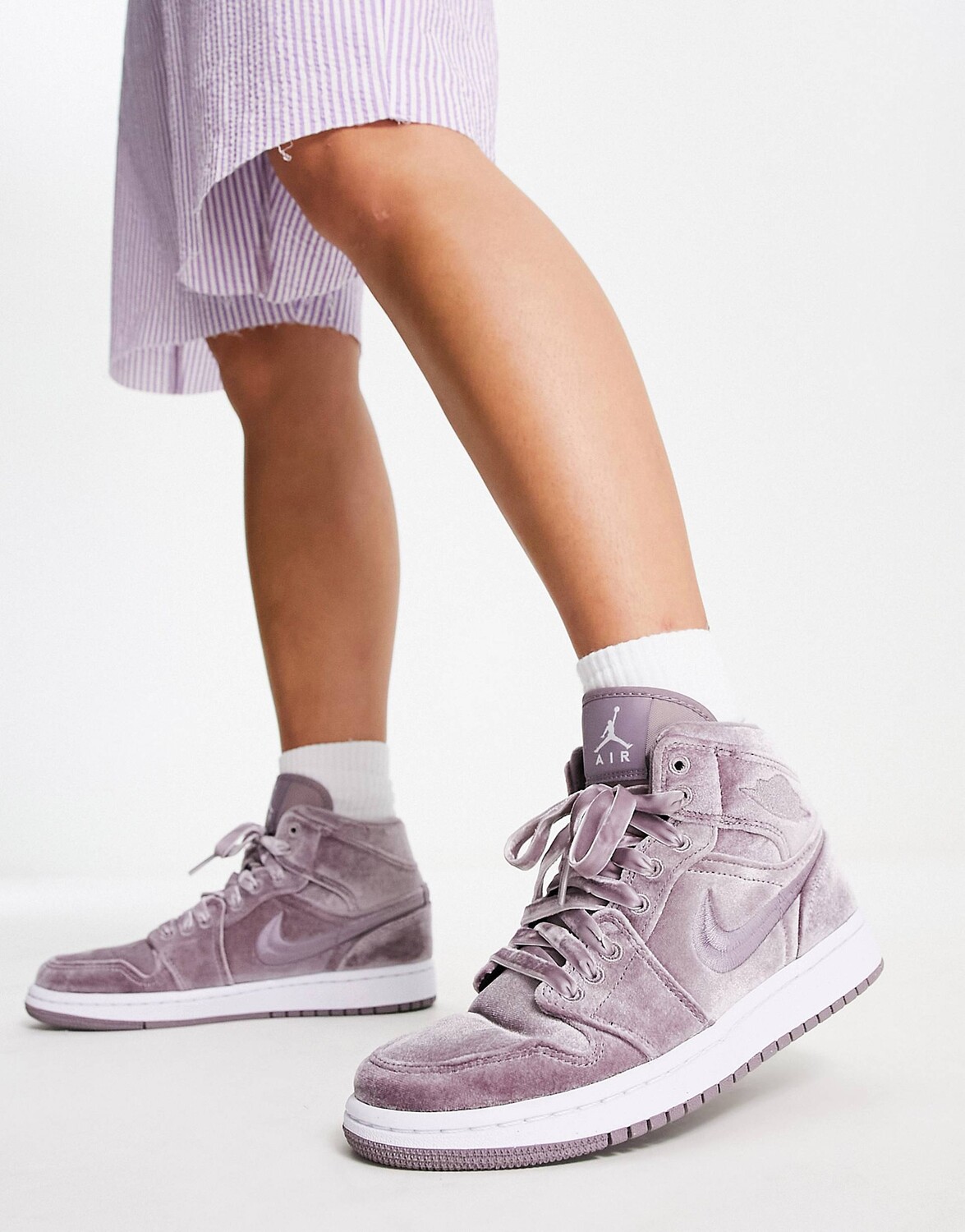 

Бархатные кроссовки Air Jordan 1 Mid SE фиолетового дымчатого цвета, Фиолетовый