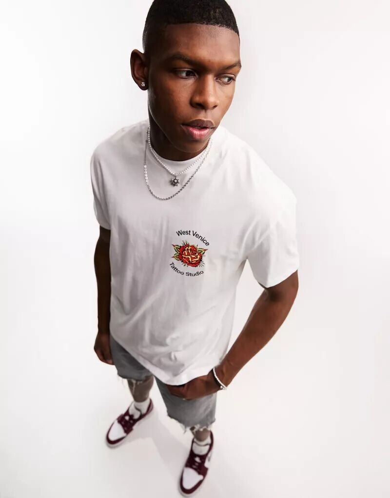 

Свободная белая футболка с розами на груди ASOS