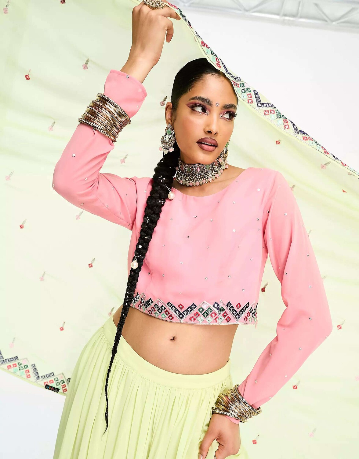 

Розовый укороченный топ с длинными рукавами и вышивкой Nesavaali lehenga