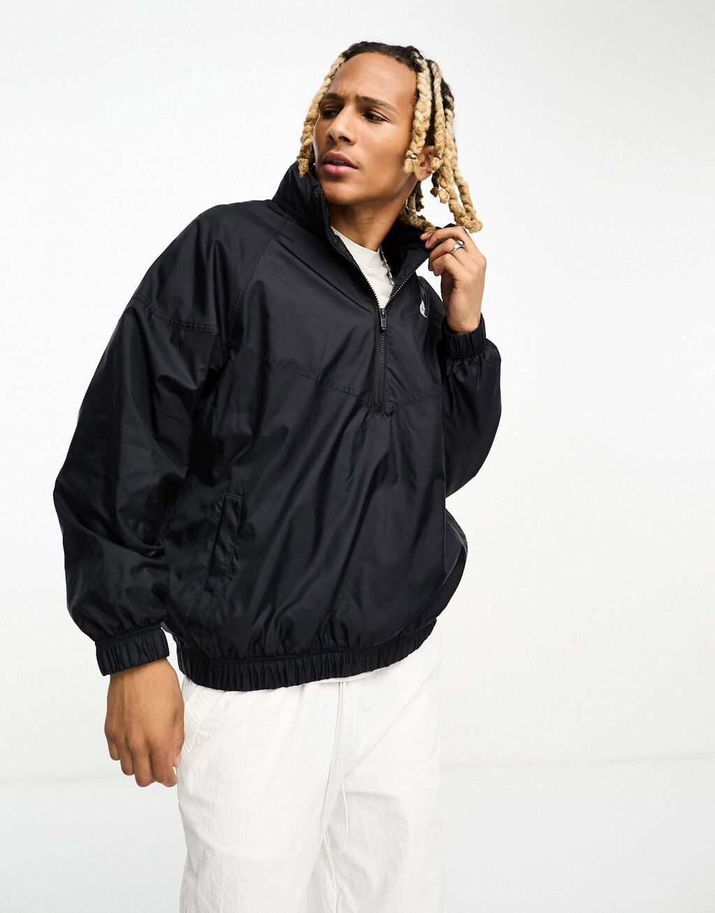 

Черный анорак Nike Windrunner