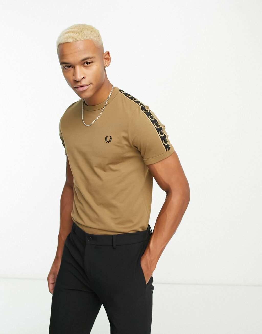 

Светло-коричневая футболка с контрастной лентой Fred Perry