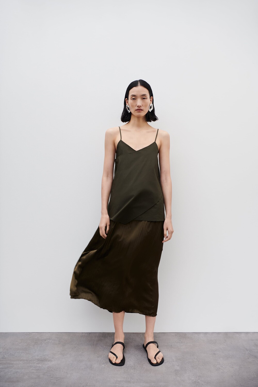 

Соответствующий топ из поплина Zara, хаки