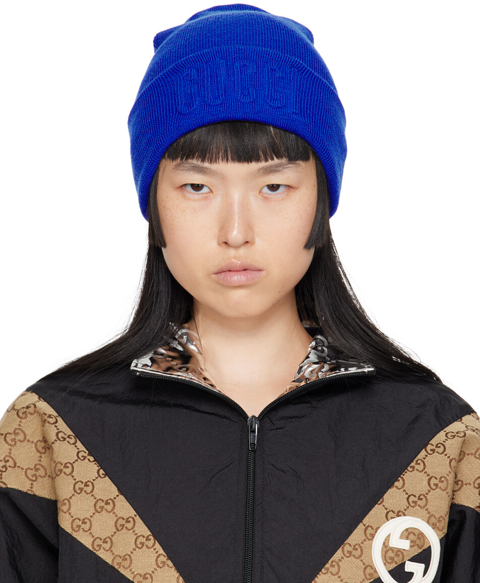 

Синяя шапка с вышивкой Gucci