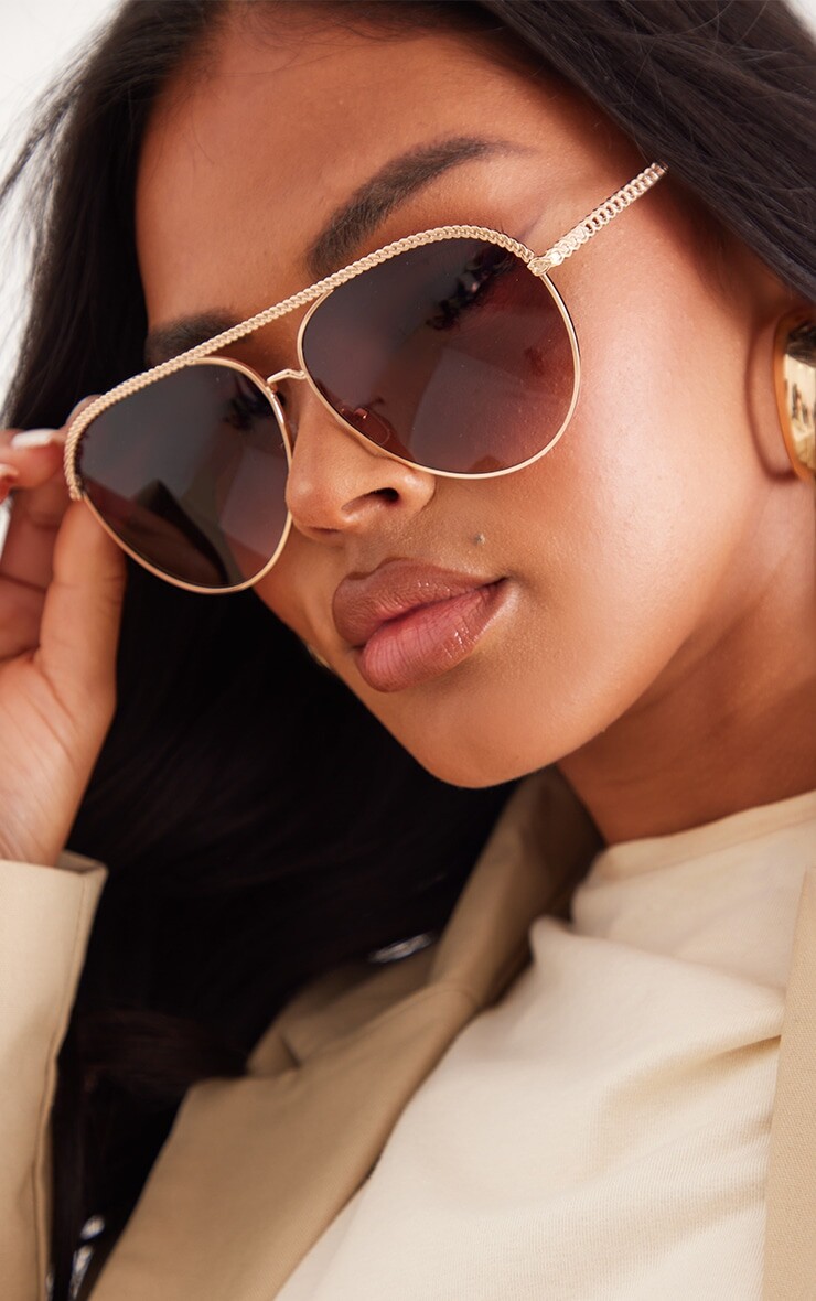 

PrettyLittleThing Коричневые солнцезащитные очки-авиаторы с металлической текстурой сверху