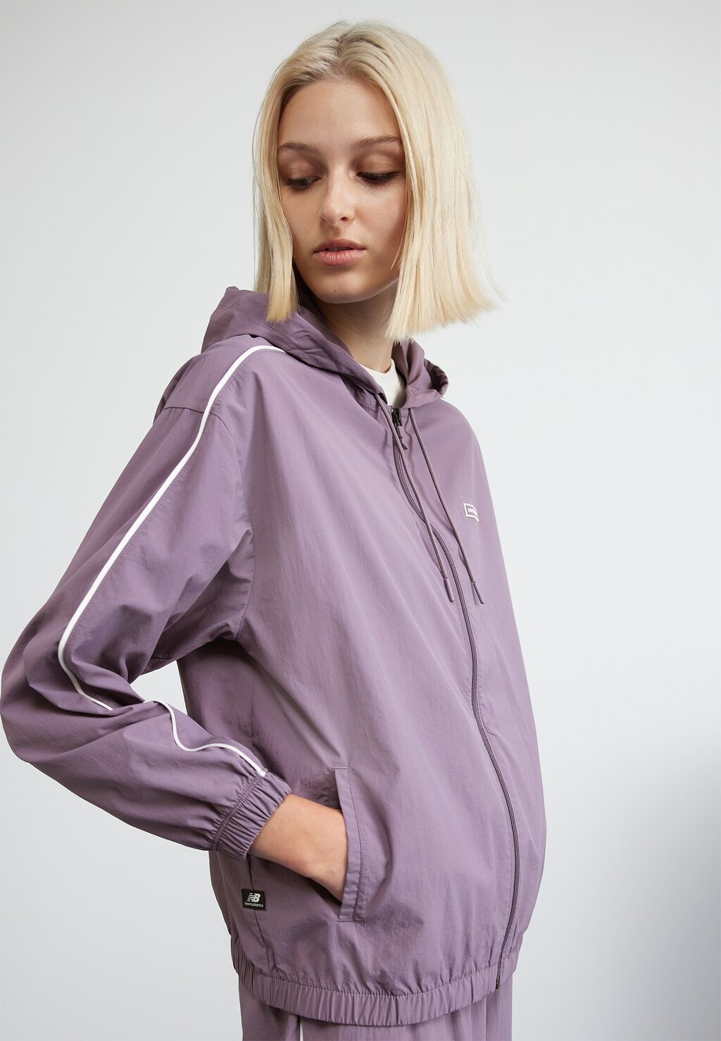

Куртка для тренировок New Balance ESSENTIALS JACKET, цвет shadow