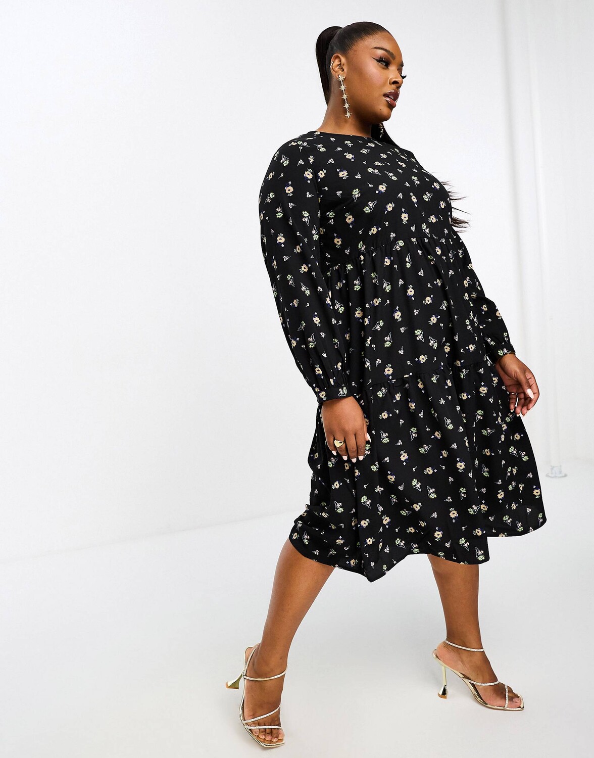 

Черное платье миди с цветочным принтом Vero Moda Curve