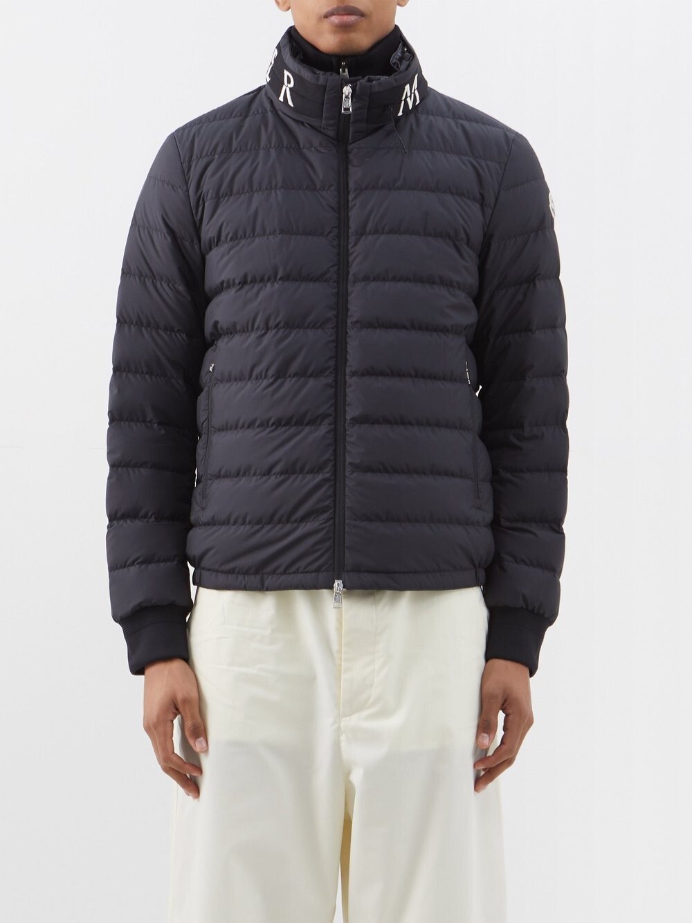 

Пуховик akio с капюшоном и логотипом Moncler, черный