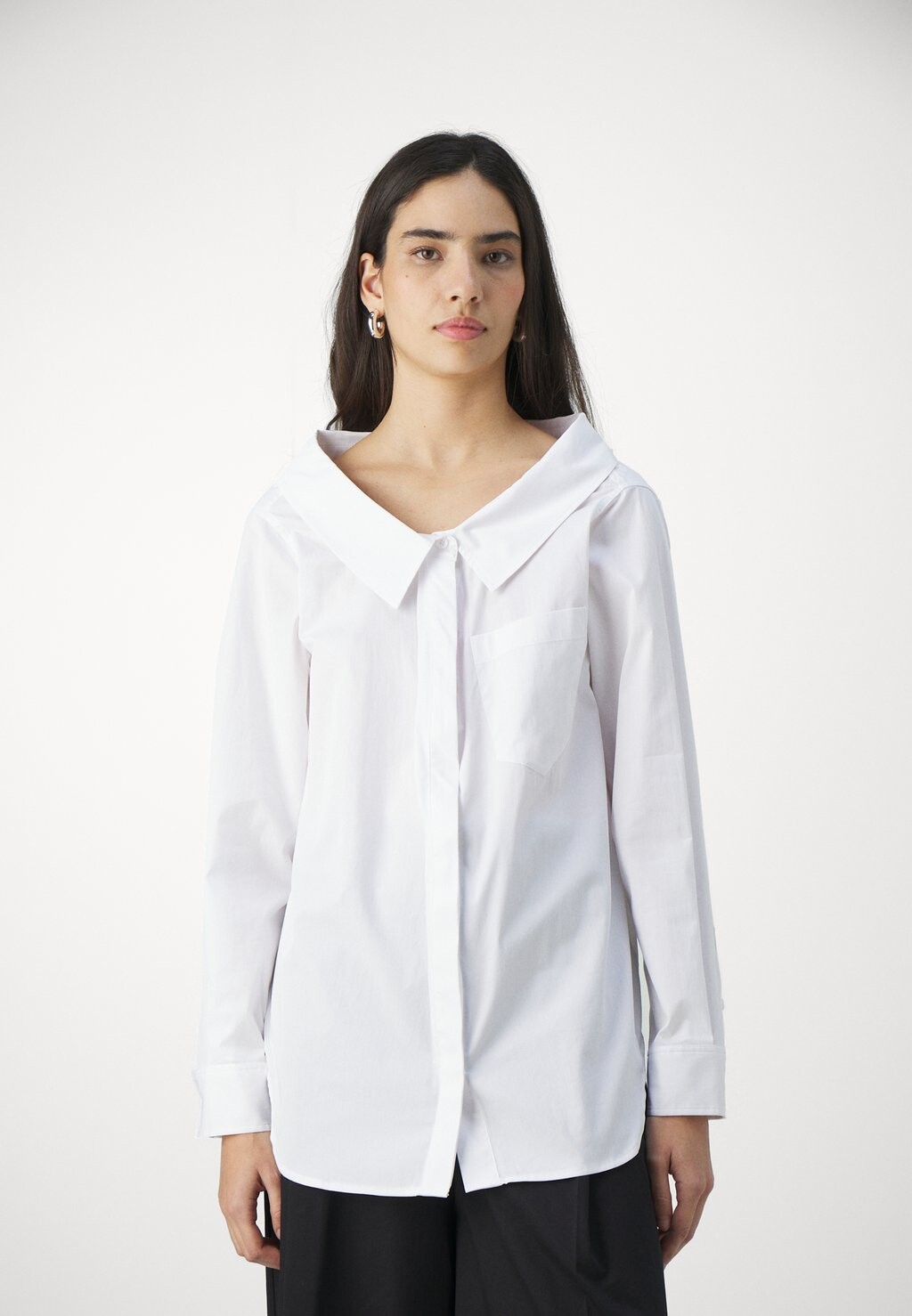 

Блуза на пуговицах OFF SHOULDER Good American, кремовый