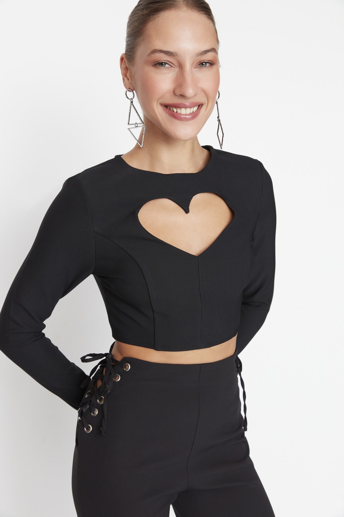 Черная блузка с вырезом в форме сердца Trendyol, черный