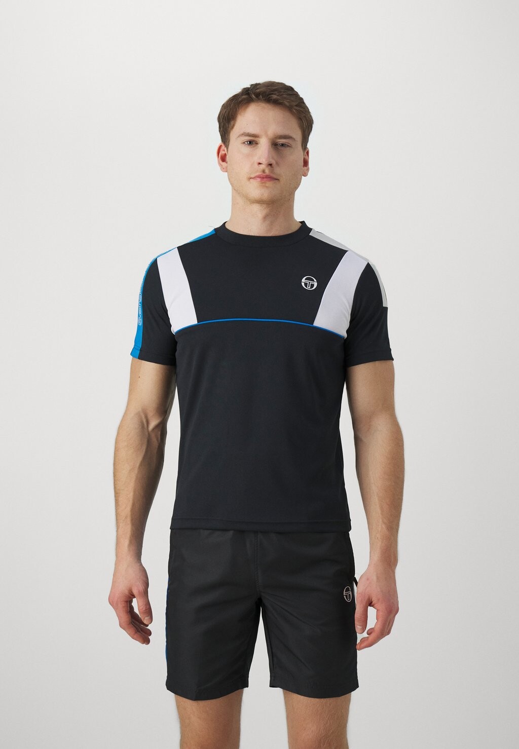 Футболка с принтом Alettone Sergio Tacchini, цвет black/directoire blue спортивные брюки carson sergio tacchini цвет directoire blue