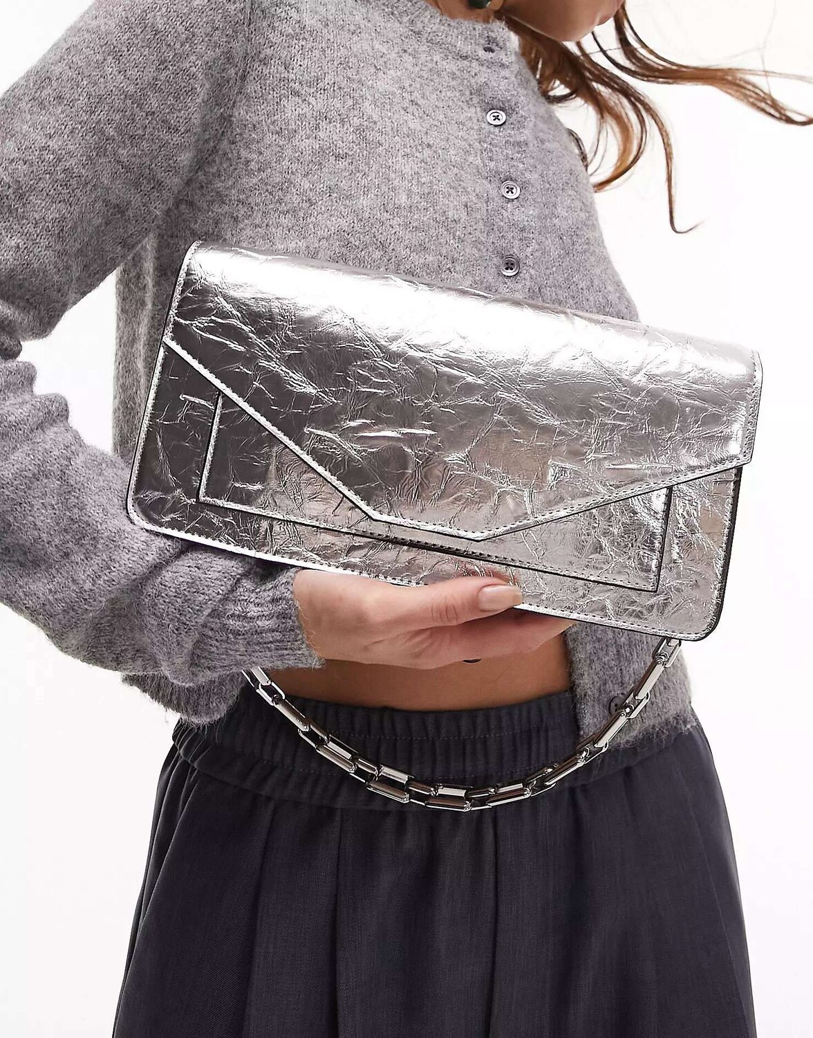 

Серебристая сумка на плечо с массивной цепочкой и клапаном Topshop