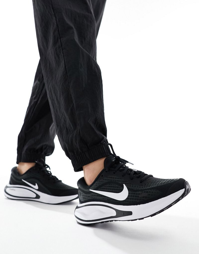 

Черно-белые кроссовки Nike Journey Run