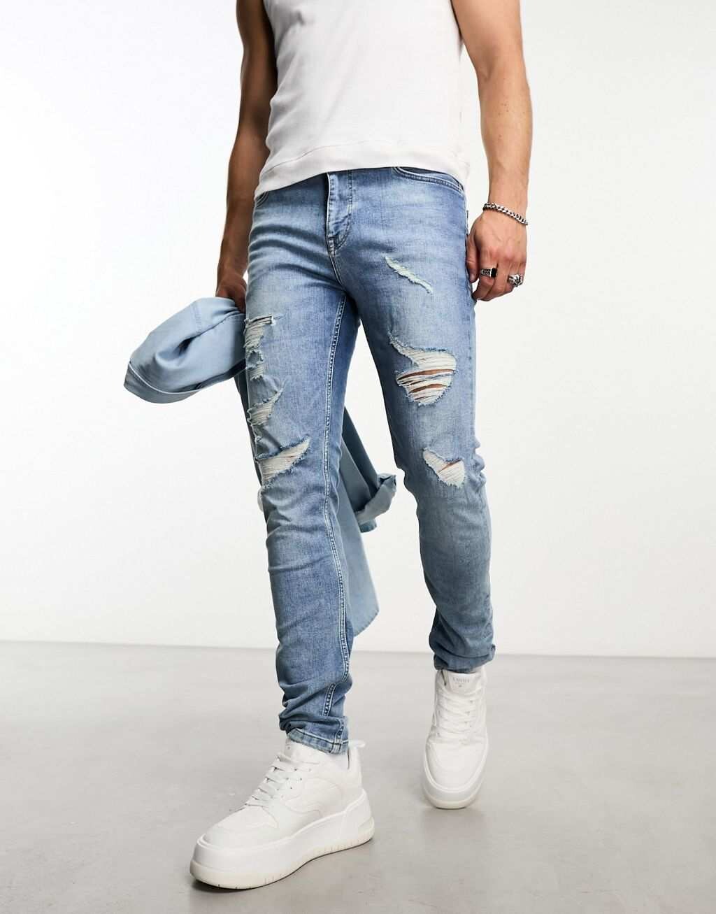 

Светло-голубые джинсы скинни с рваными краями ASOS DESIGN