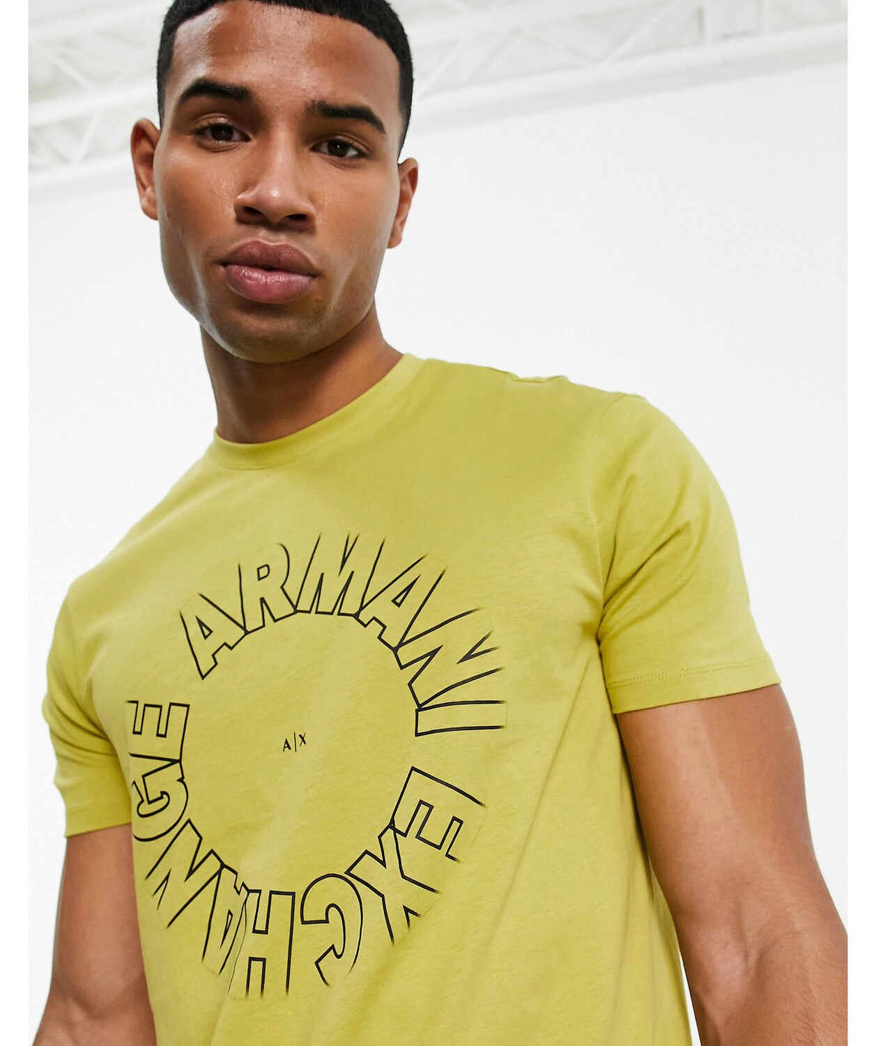 

Желтая футболка с круглым логотипом Armani Exchange