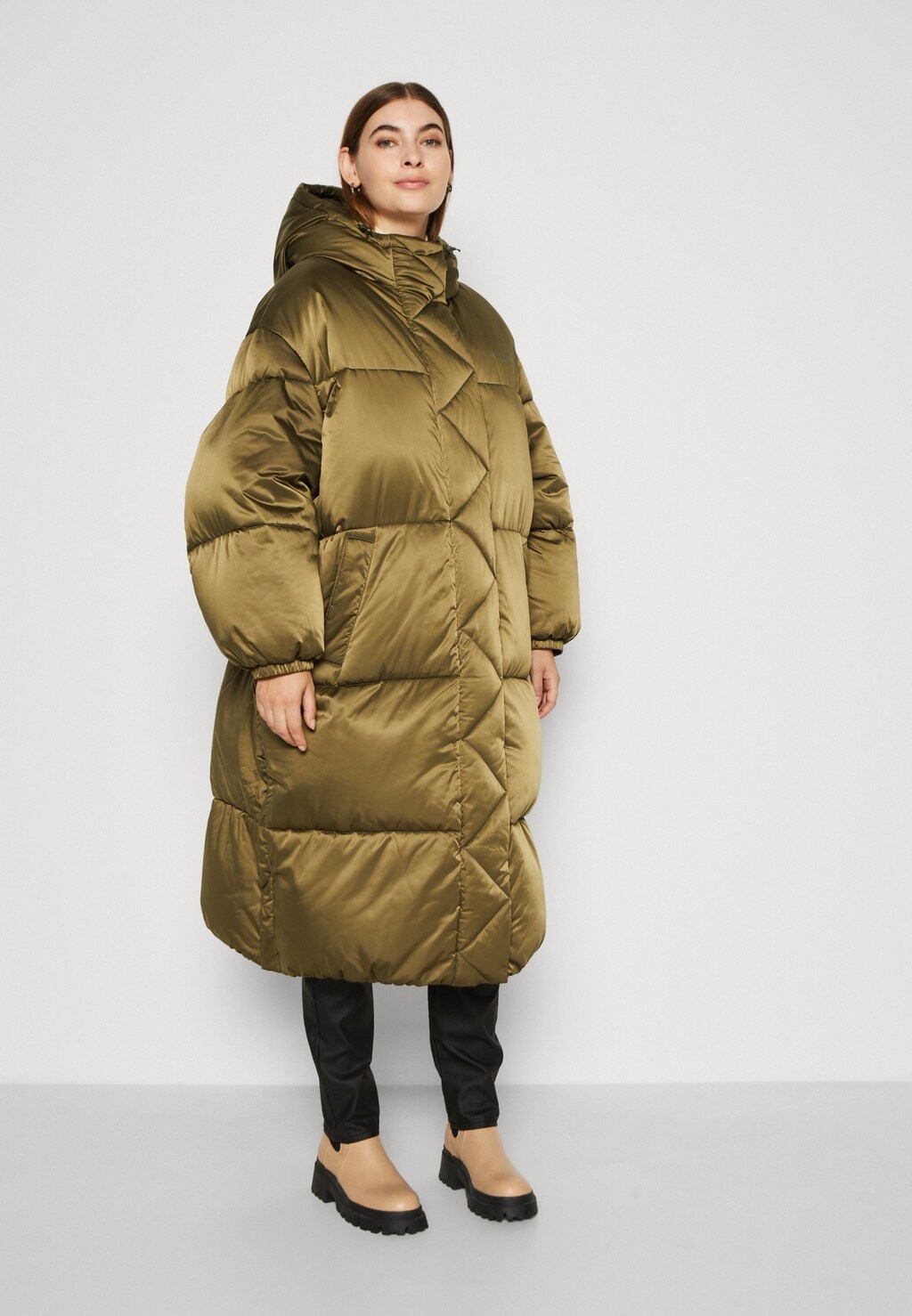 

Зимнее пальто Tommy Jeans Curve ДЛИННЫЙ ПУФФЕР, цвет drab olive green